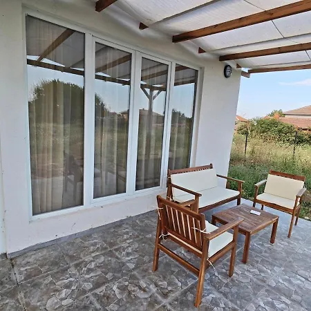 Vilă Three-bedroom House In Village, 20 Minutes From The Beach! Livada