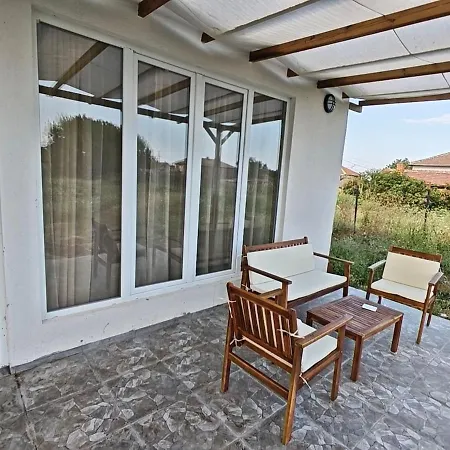 Three-bedroom House In Village, 20 Minutes From The Beach!
