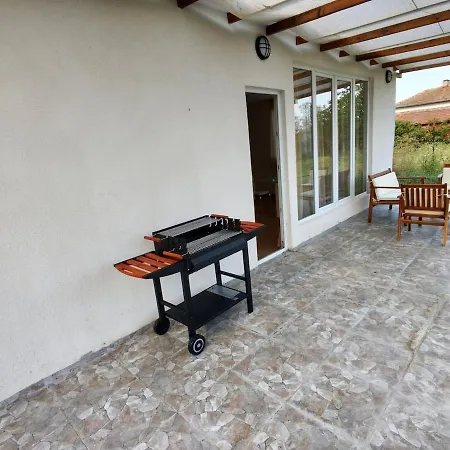 Three-bedroom House In Village, 20 Minutes From The Beach! Livada