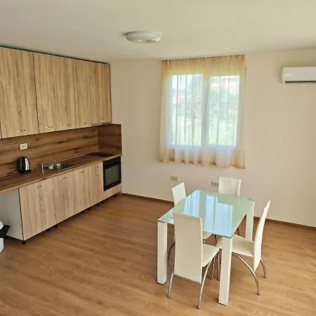 Three-bedroom House In Village, 20 Minutes From The Beach!