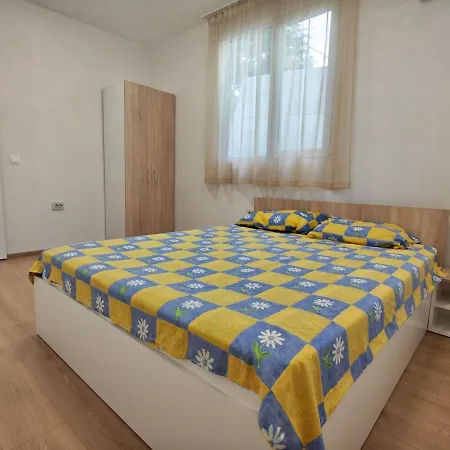 Three-bedroom House In Village, 20 Minutes From The Beach! Vilă